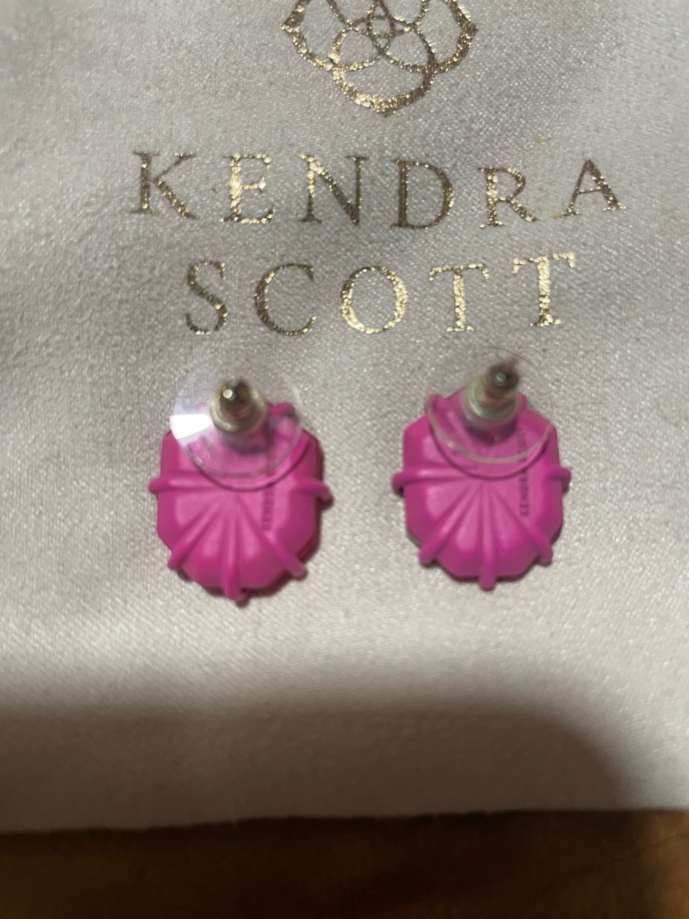 RARE Kendra Scott Morgan Studs Pink Agate Vintage Neon Matte Magenta Finish - Picture 2 of 2